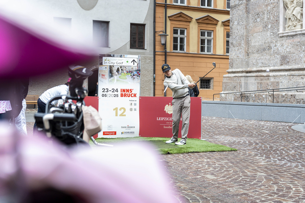 Broadcast camera filmt een speler tijdens een eerdere editie van Stadsgolf