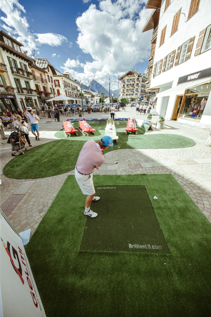 Spelers slaan af op een plein in Cortina — golf op onverwachte plekken in de stad